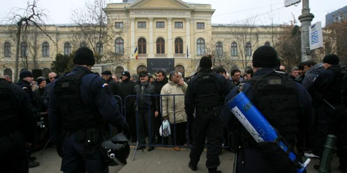 Revoluționarii protestatari s-au îmbrâncit cu forțele de ordine