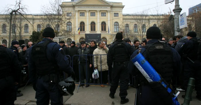 Revoluționarii protestatari s-au îmbrâncit cu forțele de ordine