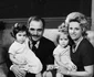Prințesa Muna cu Regele Hussein al Iordaniei și gemenele Aisha și Zein. FOTO: Getty Images
