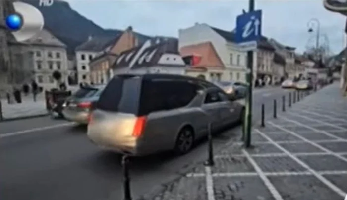 Mașina mortuară a plimbat sicriul prin Brașov foto: Kanal D