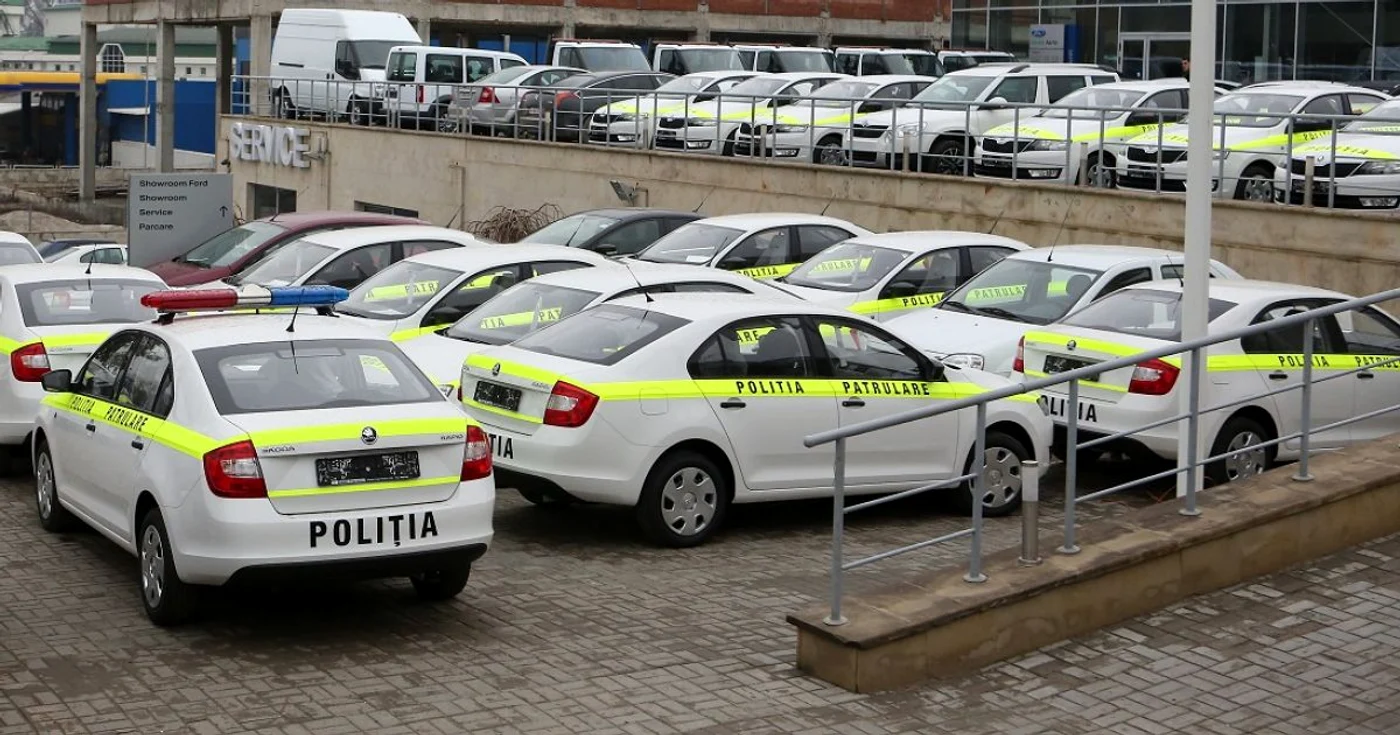 Maşinile de poliţie au fost depozitate în incinta unui showroom auto din Chişinău. Foto: Dumitru Goncear
