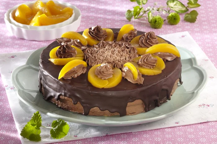 tort ciocolata piersici jpeg