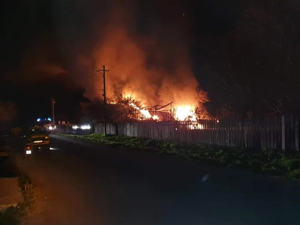 Intervenţia pompierilor pentru stingerea flăcărilor a durat cîteva ore. FOTO: ISU Neamţ
