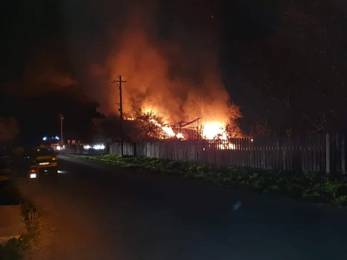 Intervenţia pompierilor pentru stingerea flăcărilor a durat cîteva ore. FOTO: ISU Neamţ