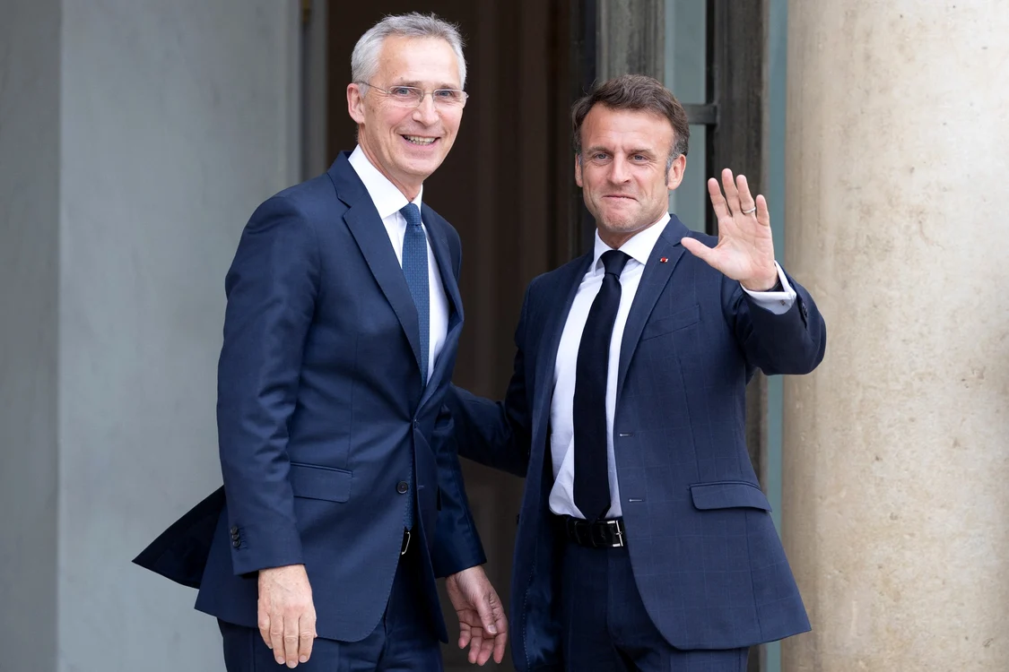 Jens Stoltenberg, secretar general al NATO, și Emmanuel Macron, președintele Franței Foto Profimedia