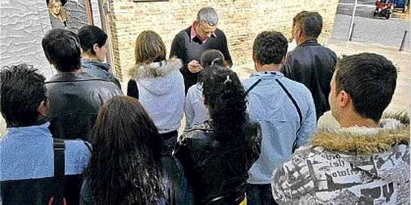 Spania: De trei zile, 20 de români angajaţi la cules mănâncă numai portocale