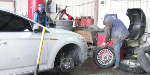 Puţini şoferi mai trec acum pe la atelierele auto pentru a-şi monta cauciucuri de iarnă