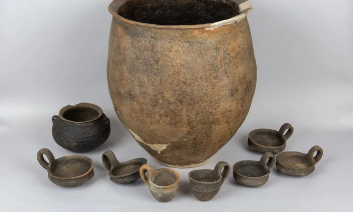 Depunerea de vase din Epoca Bronzului de la Marca, județul Sălaj (foto:  Muzeul Județean de Istorie și Artă Zalău)