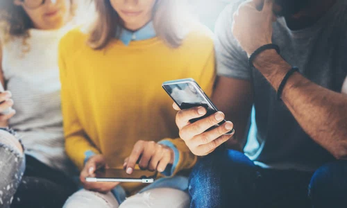 Tineri telefon FOTO Shutterstock jpg