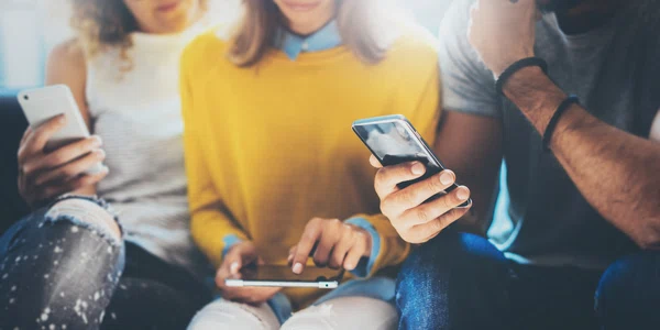 Tineri telefon FOTO Shutterstock jpg