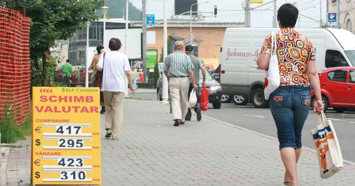 NEAMŢ: Fugă cu sacul de bani pregătit pentru confiscare, la o casă de schimb valutar. Revista presei locale