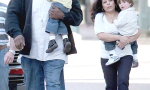 2009 A K  şi o dădacă hispanică, pe  vremea când Britney trecea  printr o depresie înfiorătoare   Micuţii aveau 3 şi respectiv 2 ani jpeg