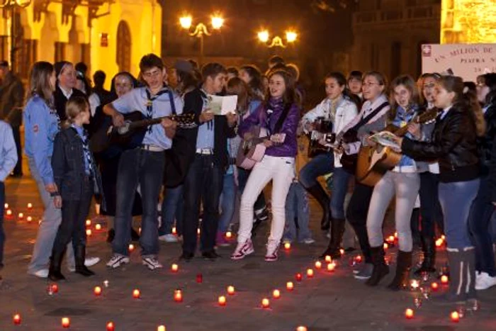 Pietrenii au aprins lumânări în centrul oraşului în semn de solidaritate cu nevoiaşii