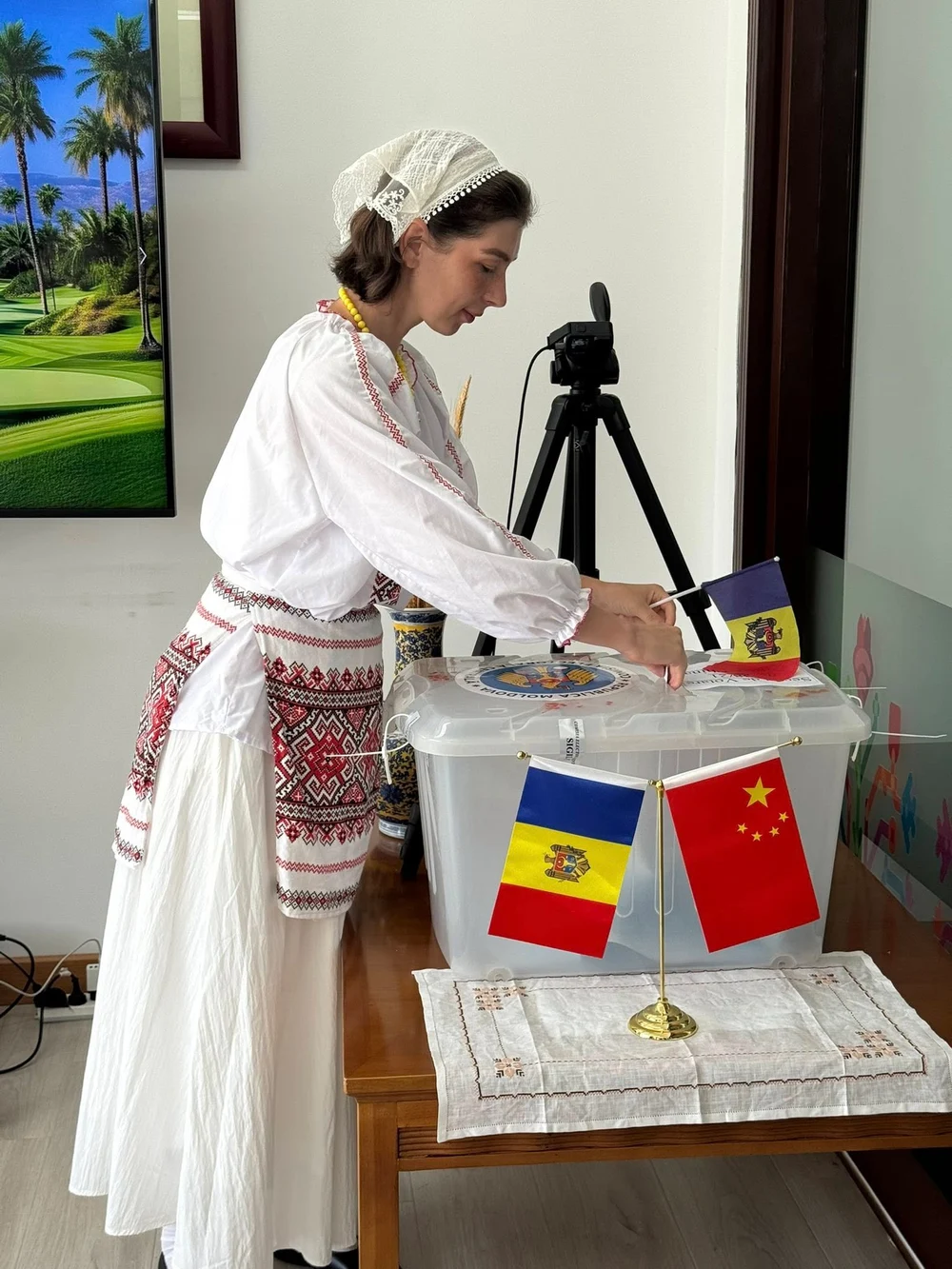 Moldoveanca stabilită în China care a parcurs 1400 de km pentru a vota: A venit la urne cu copiii