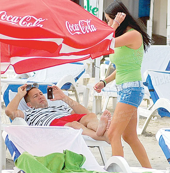 Florin a făcut poze cu telefonul cât Rocsana s-a jucat pe plajă cu un băieţel