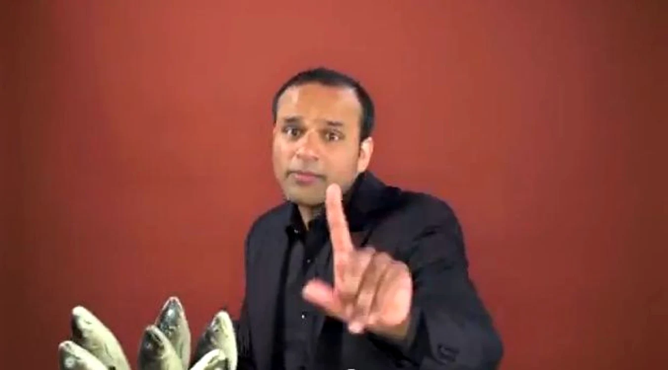 Muhammad Shahid Nazir a cântat întâi în piaţa de peşte, apoi într-un studio de înregistrări.