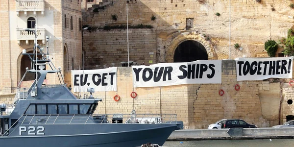 Activişti au plasat bannere cu mesajul EU Get Your Ship Together în cadrul unei reuniuni ministeriale privind migraţia la Fort St Angelo din Vittoriosa Malta FOTO EPA-EFE / Domenic Aquilina