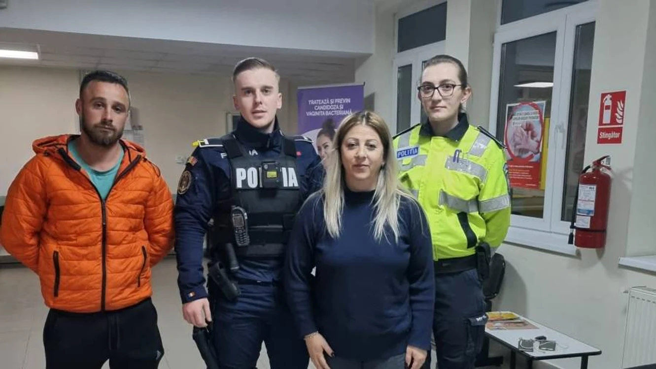Șoferița alături de polițiștii care au ajutat-o să își ducă verișoara la maternitate FOTO IPJ Bacău