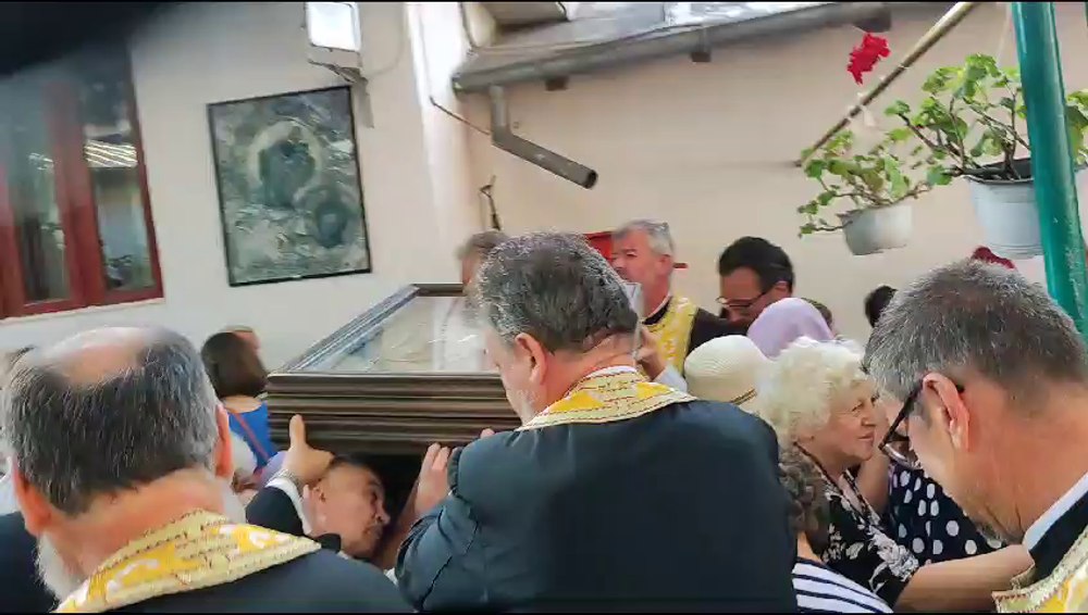 Icoana făcătoare de minuni de la Mănăstirea Adam, în pelerinaj. ÎPS Casian Crăciun a împărțit bomboane copiilor VIDEO