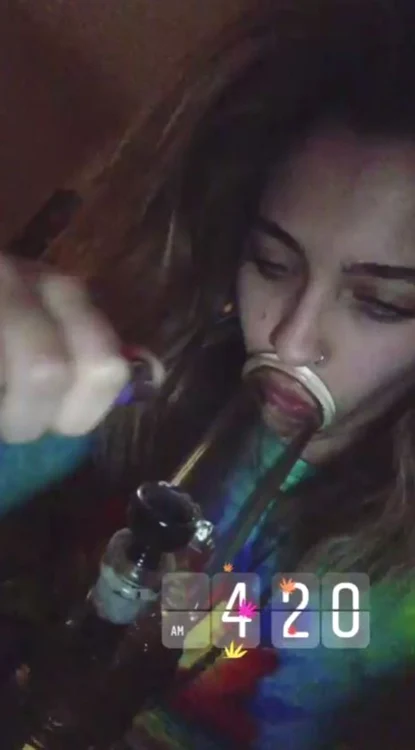 Paris Jackson a stârnit îngrijorare în rândul admiratorilor săi, după ce s-a filmat fumând marijuana 