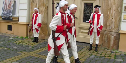 Garda Cetăţii Timişoarei păzeşte Palatul Baroc Foto