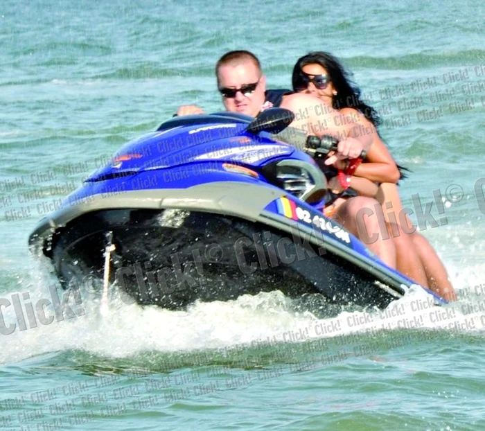 Sorin Blejnar s-a  dovedit un adevărat  expert în skijet. La  Mamaia, o astfel de distracţie costă 3 milioane de lei (30 de minute)