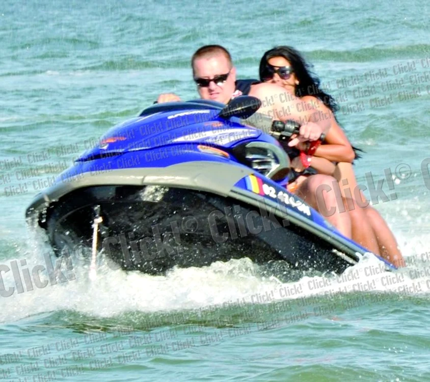 Sorin Blejnar s-a  dovedit un adevărat  expert în skijet. La  Mamaia, o astfel de distracţie costă 3 milioane de lei (30 de minute)