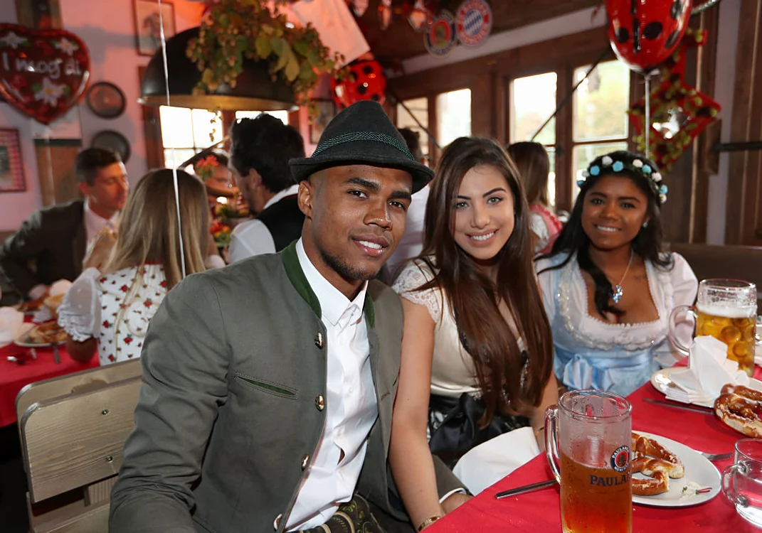 Douglas Costa şi Louisa Ramos s-au bucurat şi ei de sărbătoare, deşi brazilianul nu e un băutor de bere prea pofticios