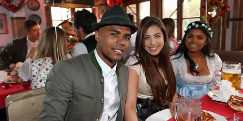 Douglas Costa şi Louisa Ramos s au bucurat şi ei de sărbătoare, deşi brazilianul nu e un băutor de bere prea pofticios jpeg