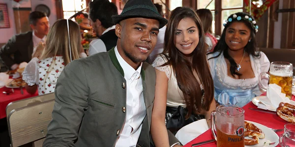Douglas Costa şi Louisa Ramos s au bucurat şi ei de sărbătoare, deşi brazilianul nu e un băutor de bere prea pofticios jpeg