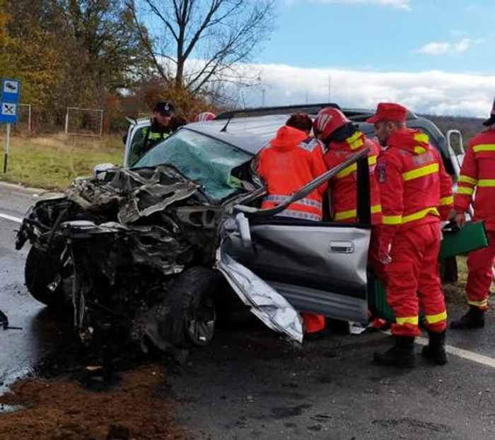 Cele două persoane au fost extrase în stare de conștiență. FOTO ISU Mehedinți