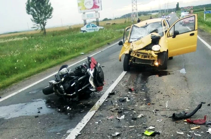 Potrivit IPJ Dâmboviţa, motociclistul a fost acrosat şi accidentat mortal de un autoturism care circula pe contrasens