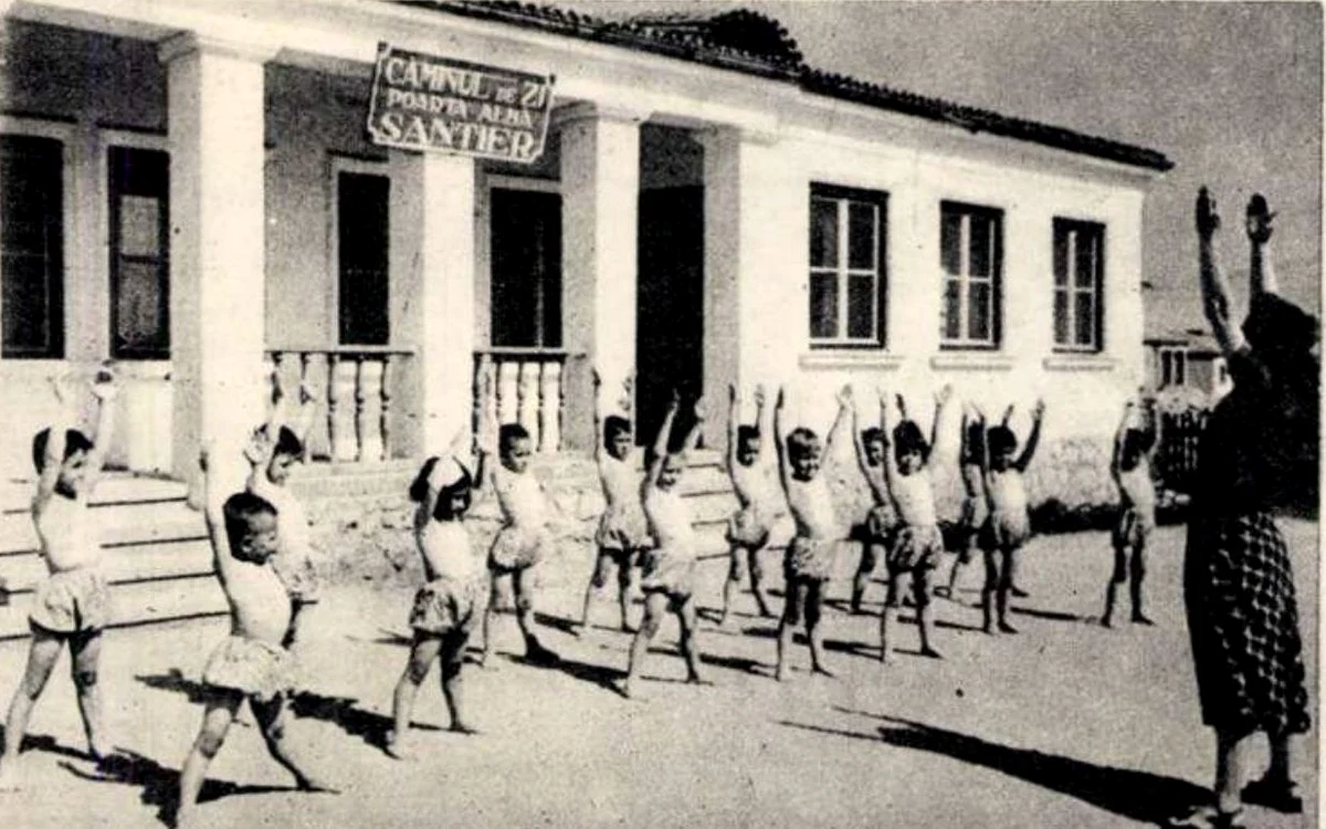 Copii în coloniile de pe șantierul Canalului Dunăre - Marea Neagră. Foto. Flacăra, 1952