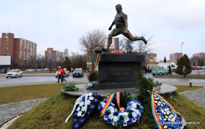 statuia lui michael klein din hunedoara foto daniel guta adevarul