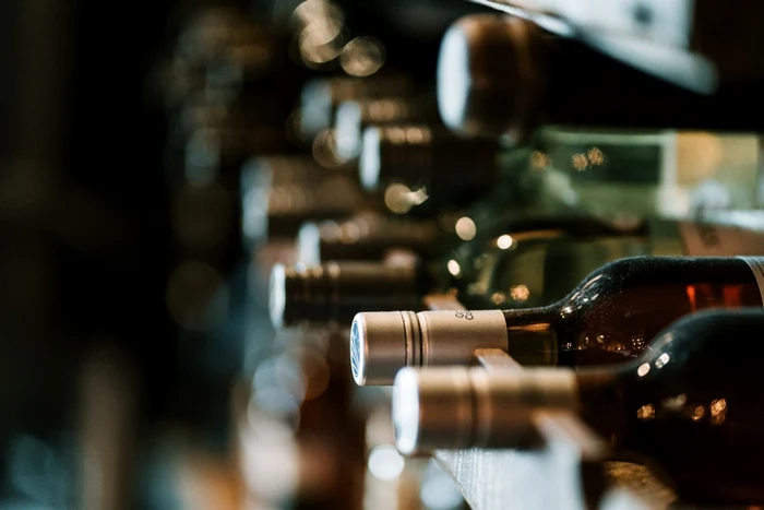 Raft plin cu sticle de vin