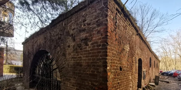 Bucata din fostul zid de fortificaţie a Timişorei aşteaptă să fie restaurată FOTO Ş.Both