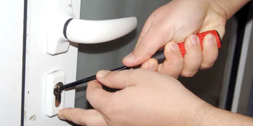 Cel mai adesea, spărgătorii intră în locuinţe prin forţarea yalei