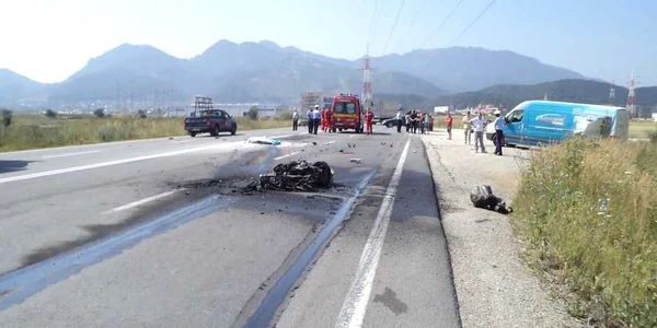 Motocicleta a luat foc în urma impactului Foto. Adevărul Braşov