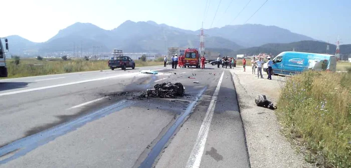 Motocicleta a luat foc în urma impactului Foto. Adevărul Braşov