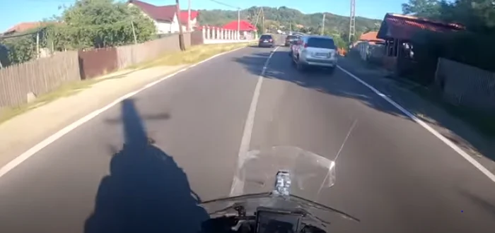 Un motociclist a filmat momentul când mașina în care se afla Lucian Bode circula pe contrasens