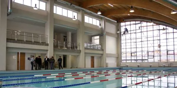 Administratorii piscinei îi aşteaptă pe clienţi la înot