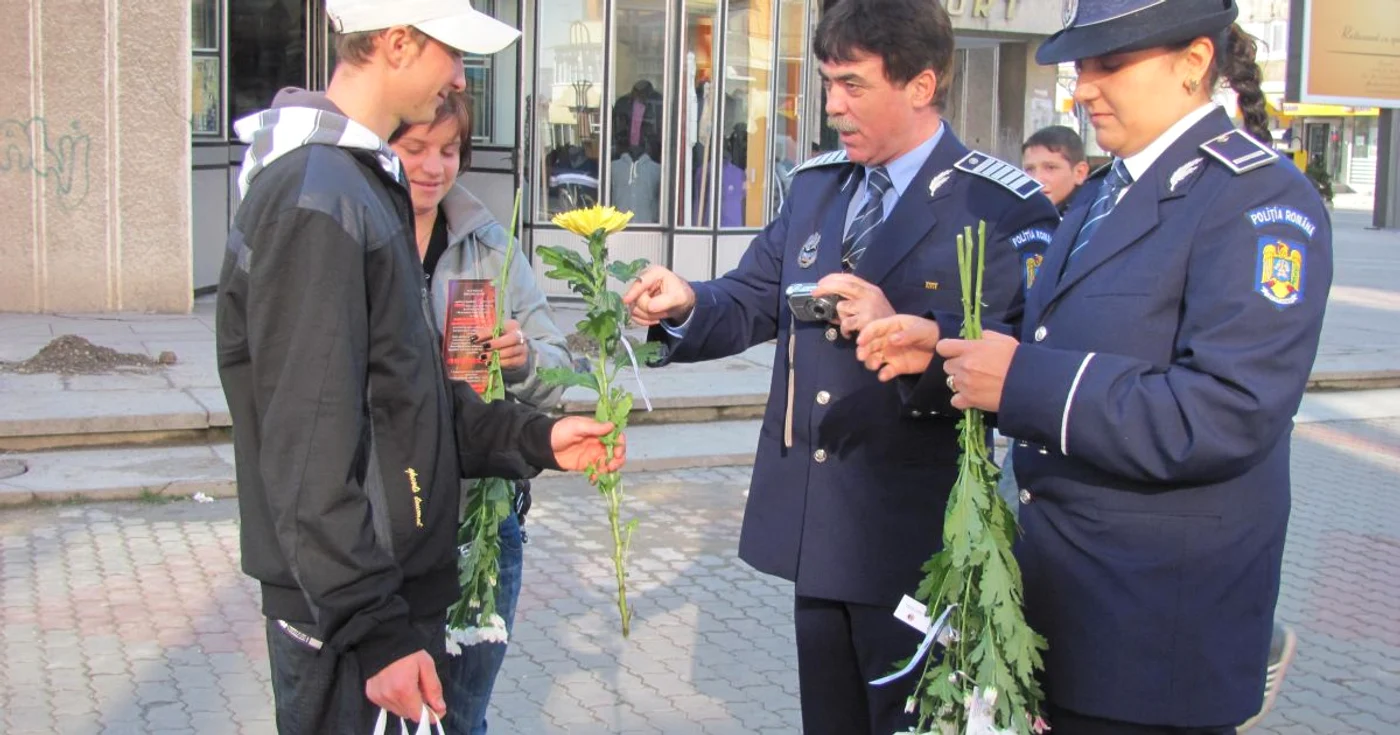 Poliţiştii au împărţit 50 de flori