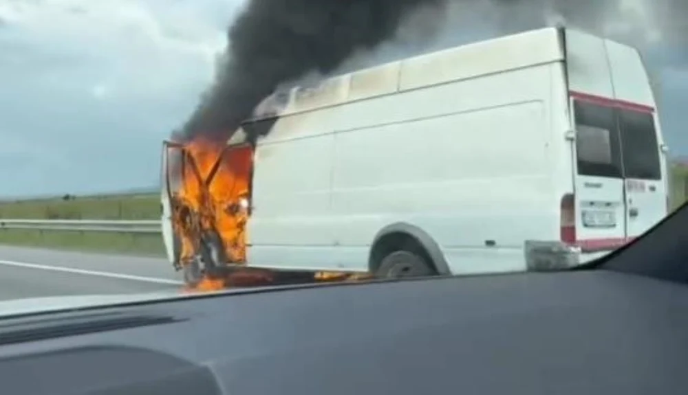 Imagini cu duba care a ars sâmbătă pe Autostrada Bucureşti-Piteşti