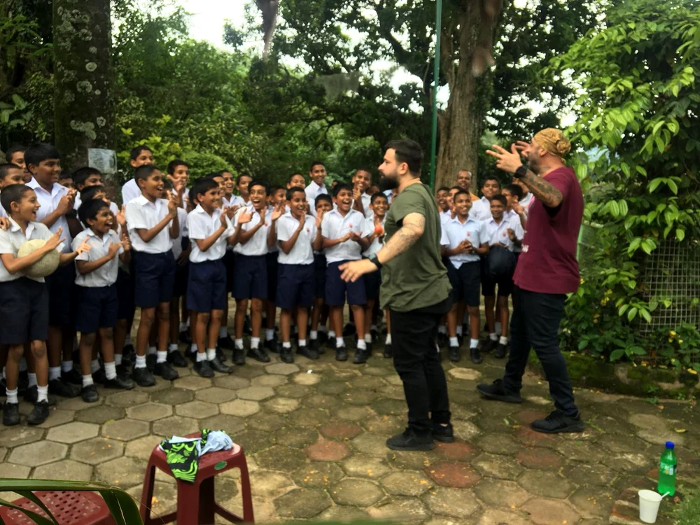 
    CRBL și partenerul lui de la Asia Expres i-a surprins pe copiii de acolo cu o lecție de Kendama  