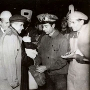 Nicolae Ceauşescu în mijlocul minerilor din Valea Jiului, la 15 septembrie 1972 (© „Fototeca online a comunismului românesc”, cota: 8/1972)