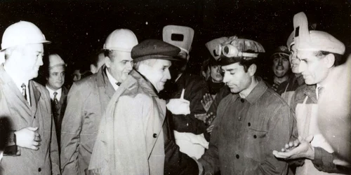 Nicolae Ceauşescu în mijlocul minerilor din Valea Jiului, la 15 septembrie 1972 (© „Fototeca online a comunismului românesc”, cota: 8/1972)