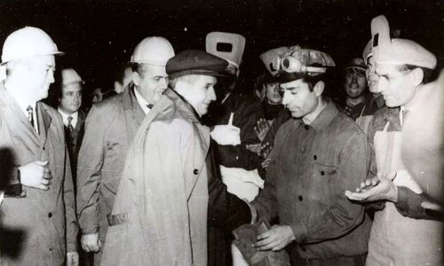 Nicolae Ceauşescu în mijlocul minerilor din Valea Jiului, la 15 septembrie 1972 (© „Fototeca online a comunismului românesc”, cota: 8/1972)