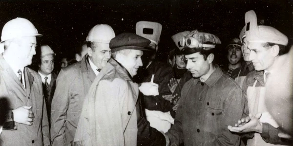 Nicolae Ceauşescu în mijlocul minerilor din Valea Jiului, la 15 septembrie 1972 (© „Fototeca online a comunismului românesc”, cota: 8/1972)