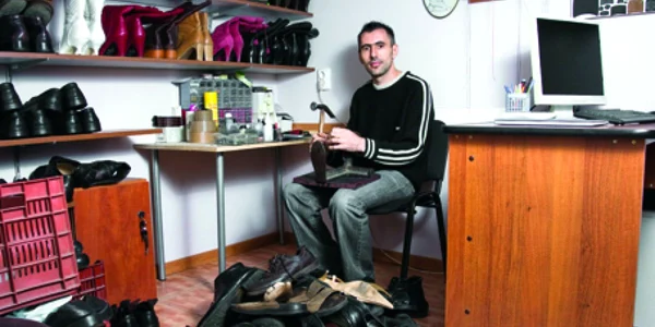Ştefan Filipaş repară pantofii vechi pentru a-i dona săracilor