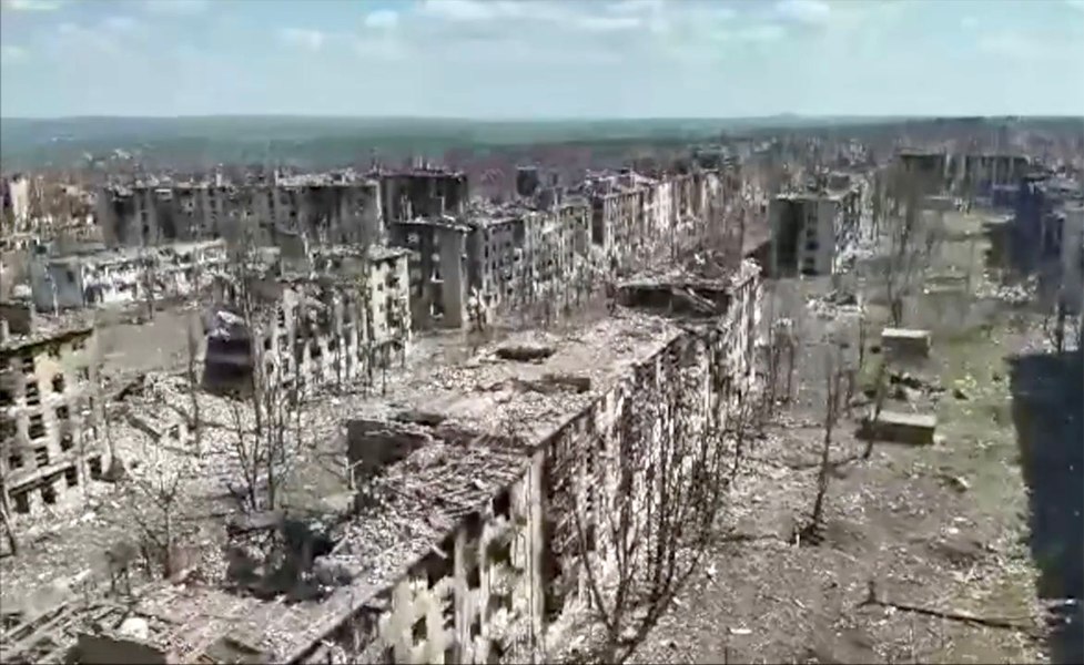 Imagini cu ruinele din Bahmut arată amploarea bombardamentelor rusești. Zelenski a comparat orașul cu Hiroshima după bomba atomică FOTO
